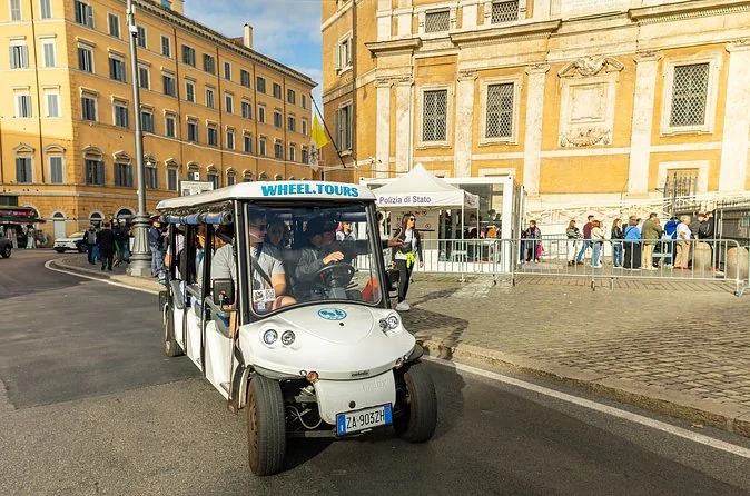 Rom im Golfcart mit Eis