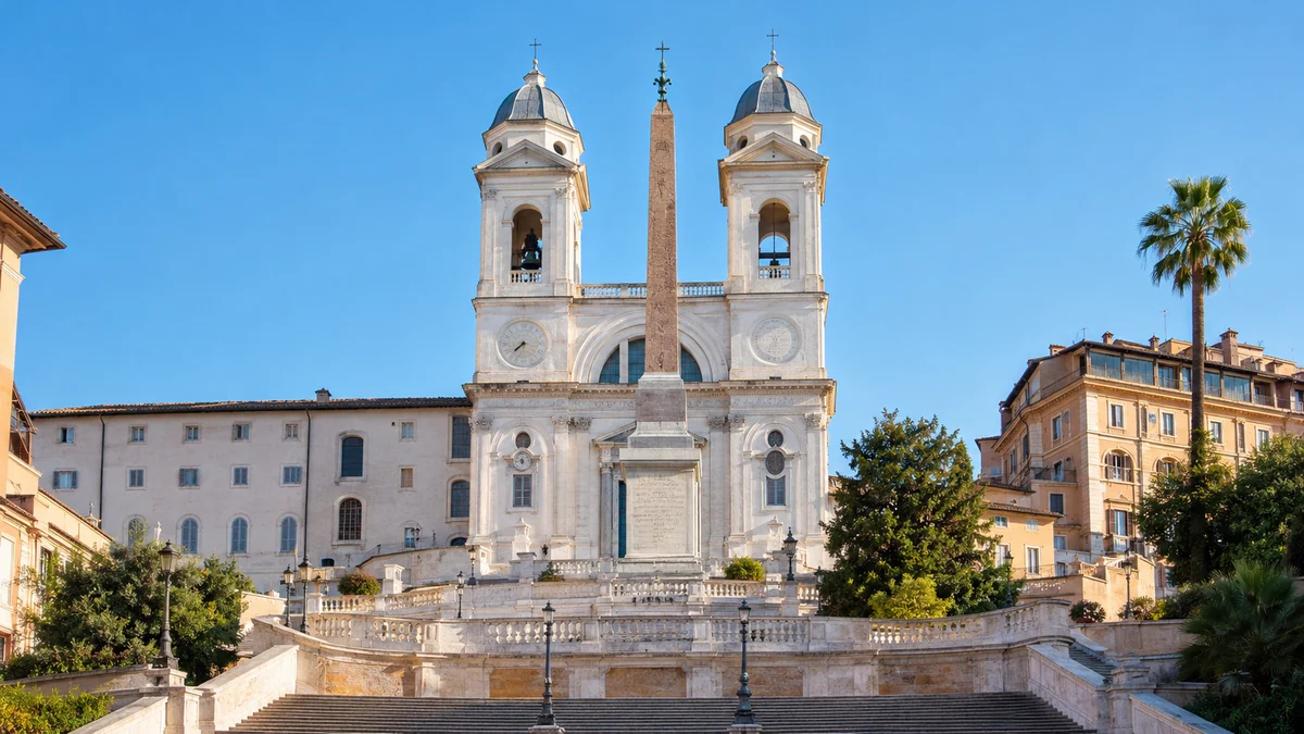 Die beiden Glockentürme der Trinità dei Monti und der Obelisk oben an der Spanischen Treppe