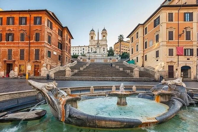 Die Spanische Treppe und der bootsförmige Barcaccia-Brunnen an einem sonnigen Tag, oben die Kirche Trinità dei Monti